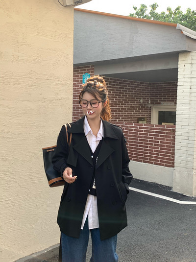 Moderan ženski kratki kaput s gumbima i špic dekolteom slim model