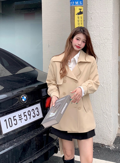 Moderan ženski kratki kaput s gumbima i špic dekolteom slim model