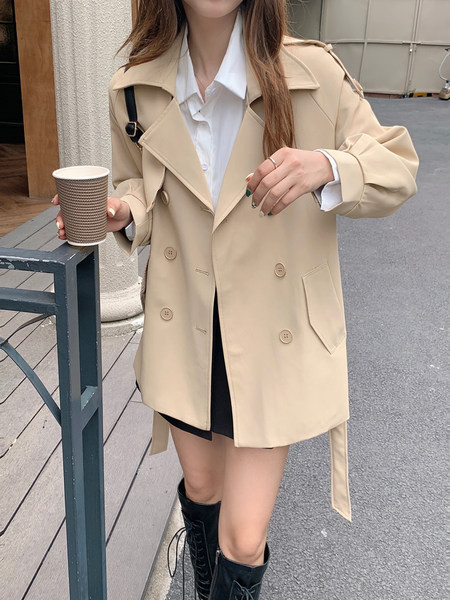 Moderan ženski kratki kaput s gumbima i špic dekolteom slim model