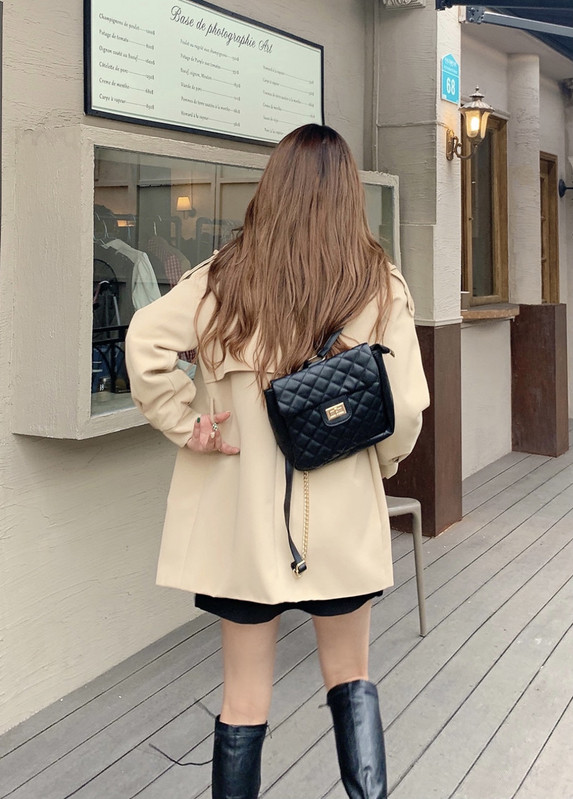 Moderan ženski kratki kaput s gumbima i špic dekolteom slim model