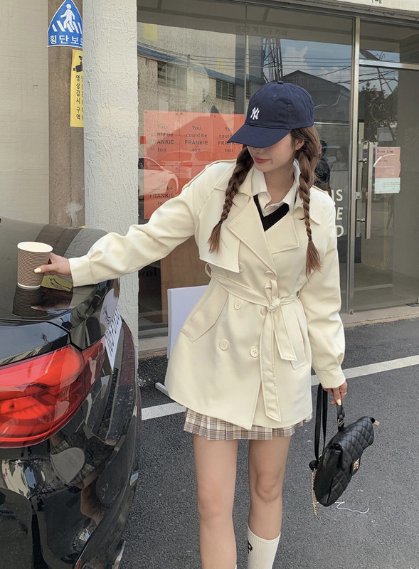 Moderan ženski kratki kaput s gumbima i špic dekolteom slim model