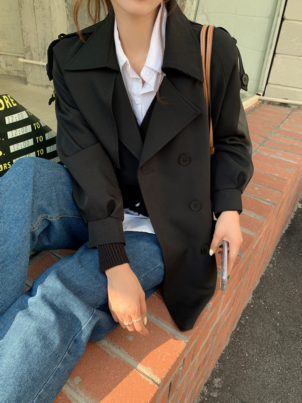 Moderan ženski kratki kaput s gumbima i špic dekolteom slim model