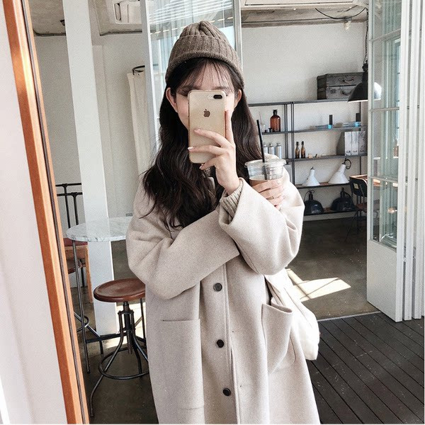 Aktualan ženski dugi kaput sa džepovima i gumbima