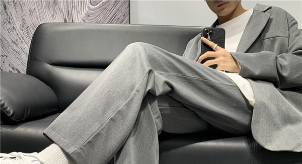 Model nou de pantaloni barbati cu lungime 9/10 si picioare late