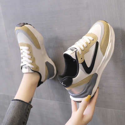 Дамски маратонки в бежов и черен цвят 