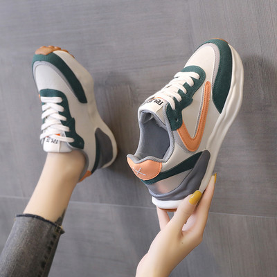 Дамски маратонки в бежов и черен цвят 