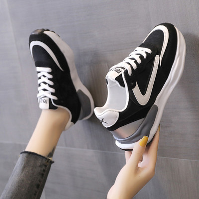 Дамски маратонки в бежов и черен цвят 