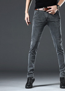 Vyriški pilki džinsai su kišenėmis