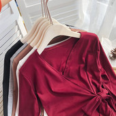 Bluza de dama cu decolteu spitz si panglica