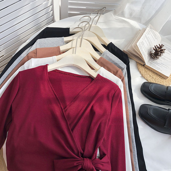 Bluza de dama cu decolteu spitz si panglica