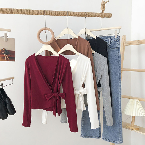 Bluza de dama cu decolteu spitz si panglica