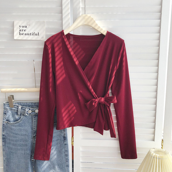 Bluza de dama cu decolteu spitz si panglica