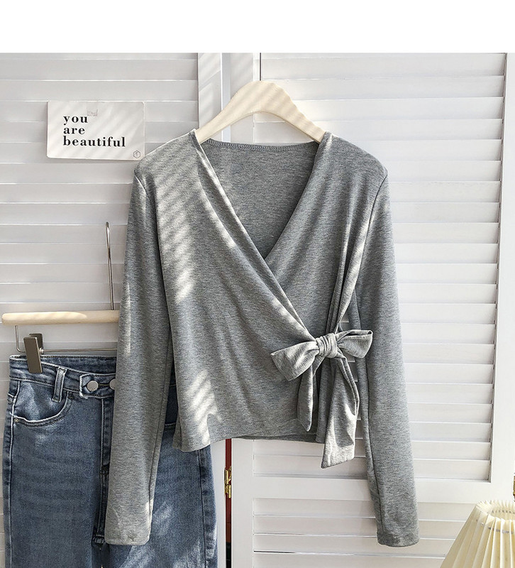 Bluza de dama cu decolteu spitz si panglica