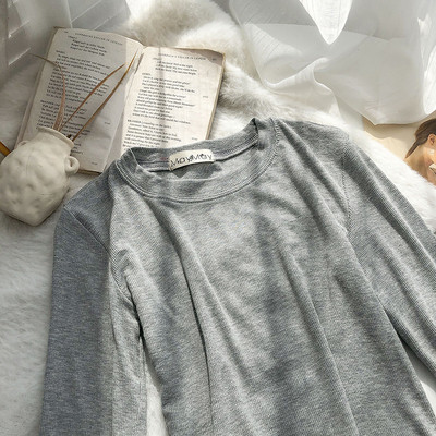 Bluză de damă simplă cu decolteu rotund și mâneci lungi