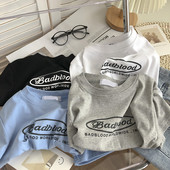 Tricou de damă scurt și lat cu inscripții