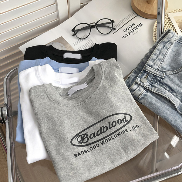 Tricou de damă scurt și lat cu inscripții