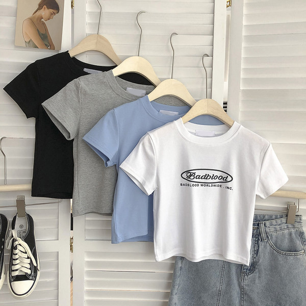 Tricou de damă scurt și lat cu inscripții