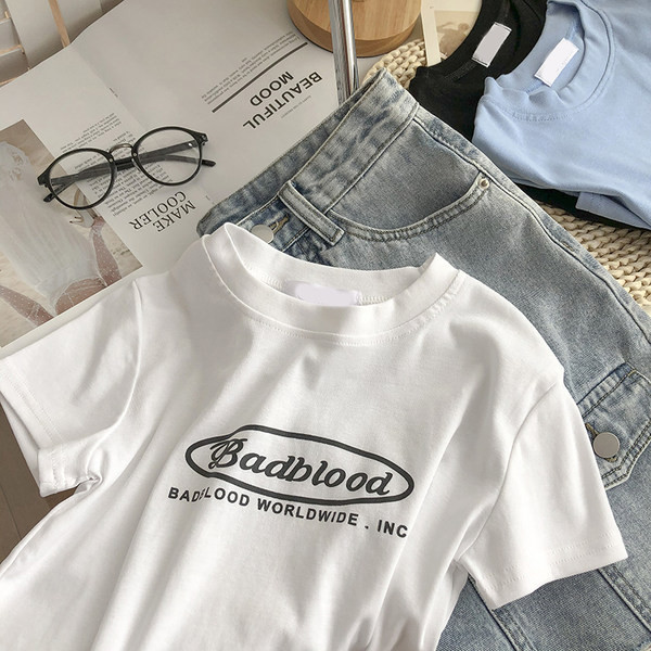 Tricou de damă scurt și lat cu inscripții