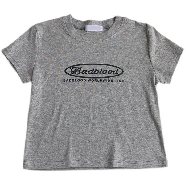 Tricou de damă scurt și lat cu inscripții