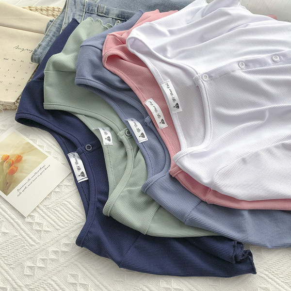 Tricou scurt de dama cu nasturi