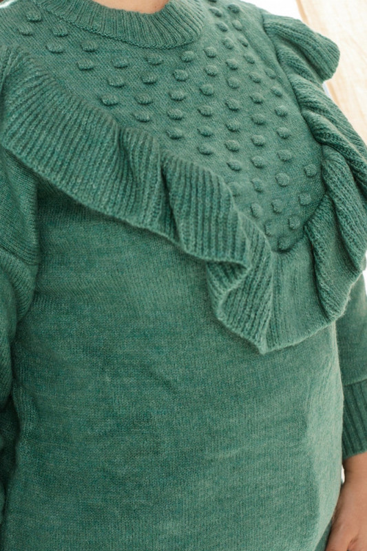 Пуловер с волани