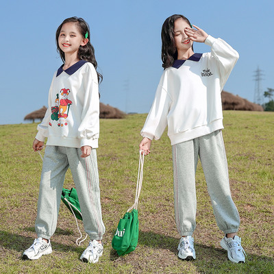 Echipa sportivă zilnică în alb și galben