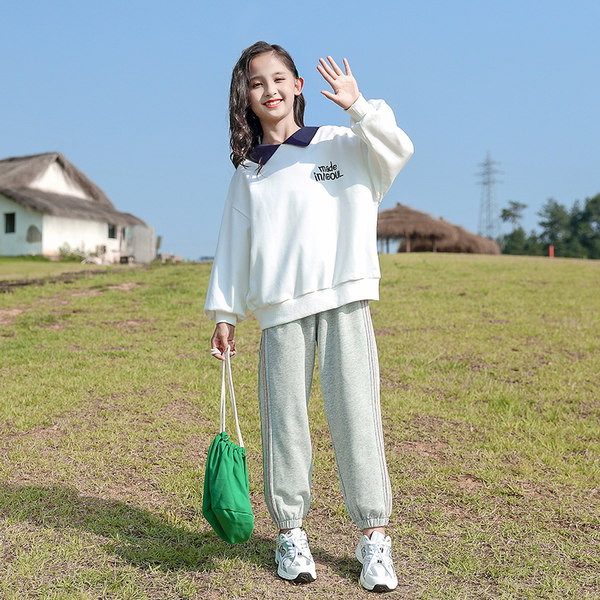 Echipa sportivă zilnică în alb și galben