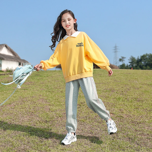 Echipa sportivă zilnică în alb și galben