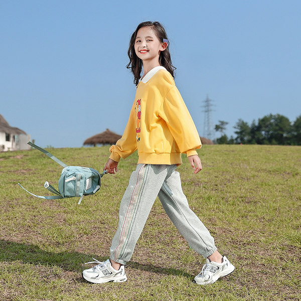 Echipa sportivă zilnică în alb și galben