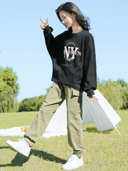 Set pentru copii de toamnă pentru fete în două părți - pantaloni cargo și o bluză largă