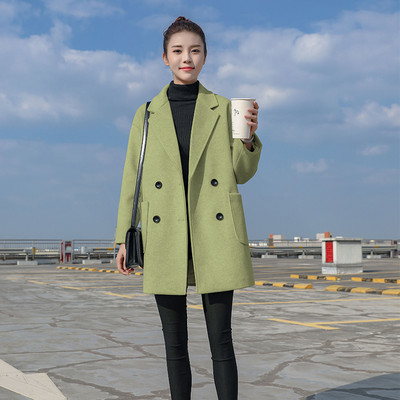 Kratki ženski kaput u četiri boje na gumbe