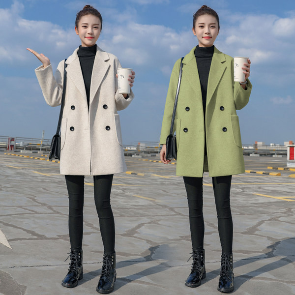 Kratki ženski kaput u četiri boje na gumbe