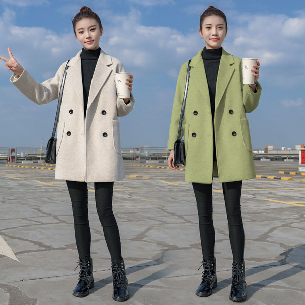 Kratki ženski kaput u četiri boje na gumbe