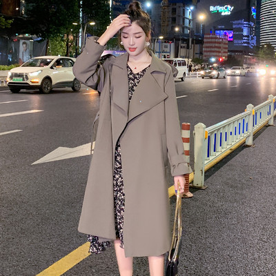 Aktualan ženski dugi kaput sa remenom