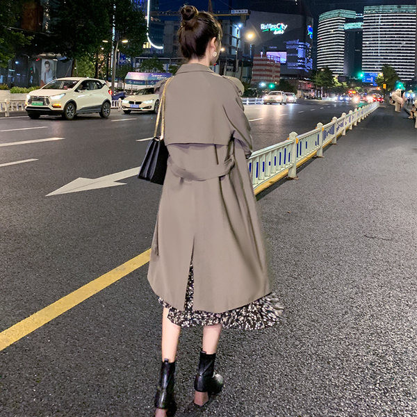 Aktualan ženski dugi kaput sa remenom