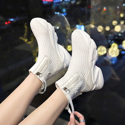 Γυναικεία υφασμάτινα αθλητικά παπούτσια σε λευκό και μαύρο