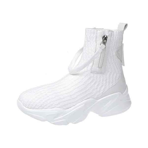 Дамски текстилни маратонки в бял и черен цвят 