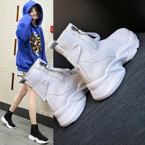 Дамски текстилни маратонки в бял и черен цвят 