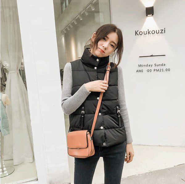 Vesta de dama cu nasturi si buzunare cu decor metalic