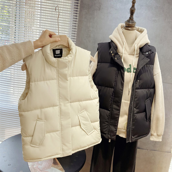 Γυναικείο χειμωνιάτικο γιλέκο με ψηλό γιακά και κούμπωμα - φερμουάρ και κουμπιά