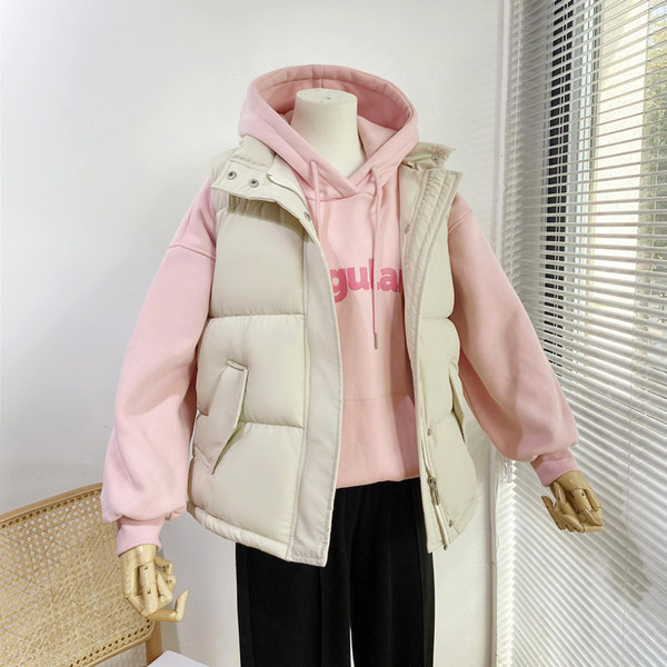 Γυναικείο χειμωνιάτικο γιλέκο με ψηλό γιακά και κούμπωμα - φερμουάρ και κουμπιά