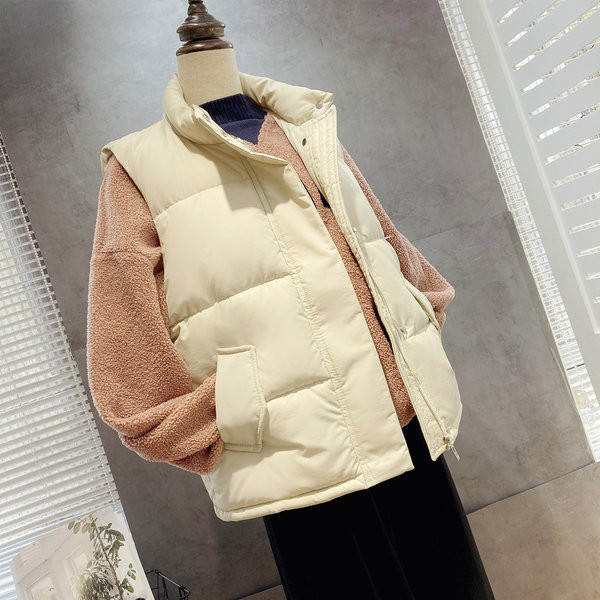 Γυναικείο χειμωνιάτικο γιλέκο με ψηλό γιακά και κούμπωμα - φερμουάρ και κουμπιά