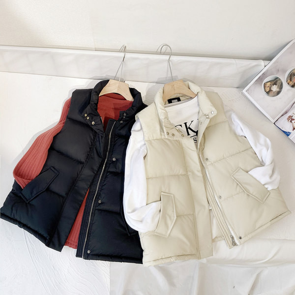 Γυναικείο χειμωνιάτικο γιλέκο με ψηλό γιακά και κούμπωμα - φερμουάρ και κουμπιά