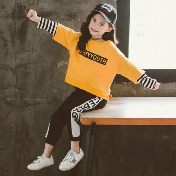 Set pentru copii pentru fete care include o bluză cu mâneci lungi și pantaloni