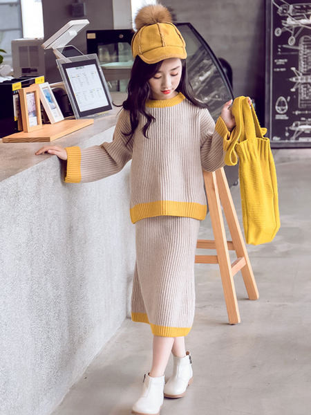 Set tricotat pentru copii din doua culori