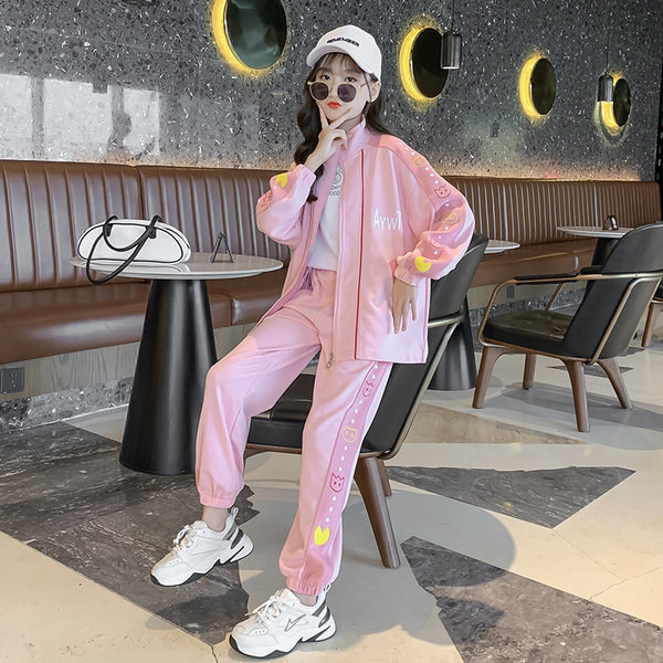 Echipa sportivă pentru copii în roz