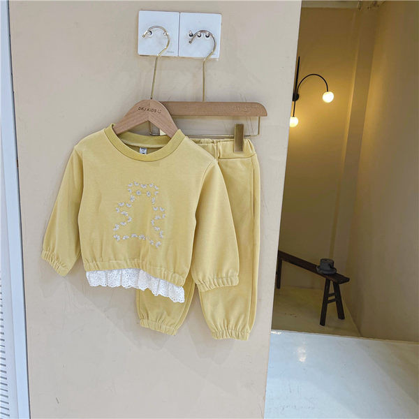 Set pentru copii din doua piese bluza cu broderie si pantaloni cu buzunare