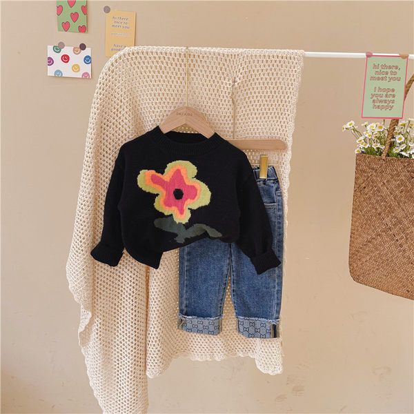 Set copii modern pentru fete - pulover cu model floral si blugi