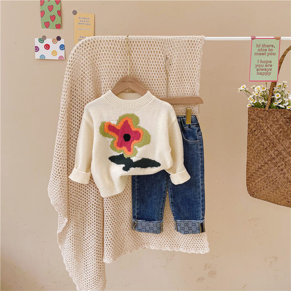 Set copii modern pentru fete - pulover cu model floral si blugi