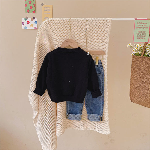 Set copii modern pentru fete - pulover cu model floral si blugi